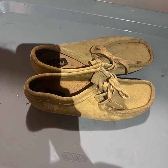 Clark’s wallabees Suede Lace-Up Shoes - Picture 2 of 2